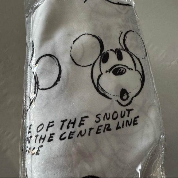 Disney QUEEN Sheet Set - Black and White NEW! - Picture 4 of 13